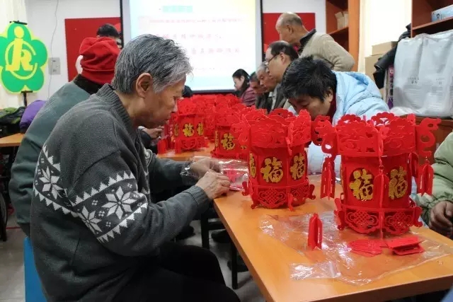 图为 手工制作现场