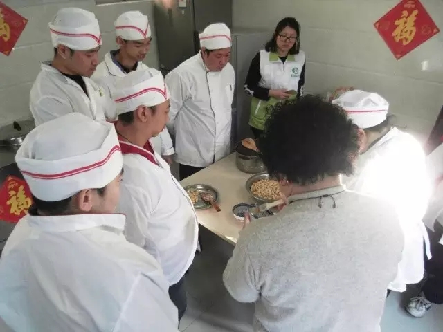 图为 八宝饭制作现场
