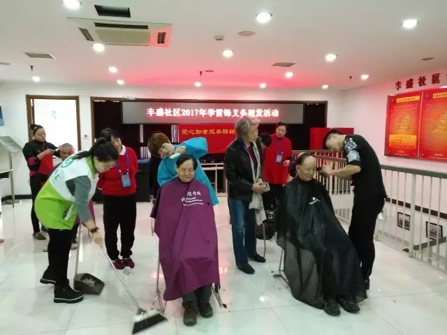图为 理发现场