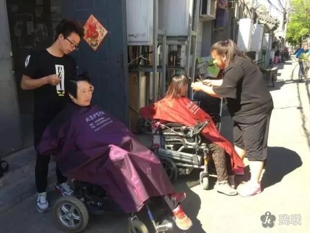 图为 理发现场