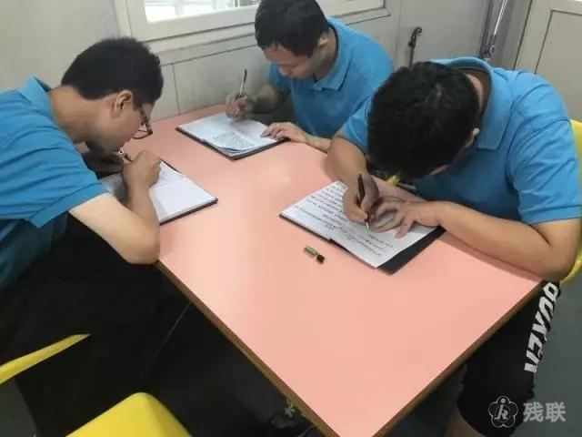 图为 写日记现场