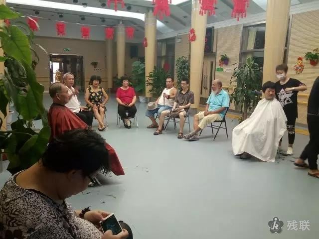 图为 理发现场