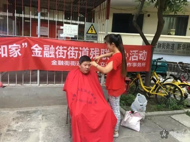 图为 理发现场