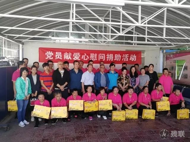 图为 慰问合影