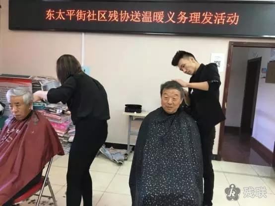 图为 理发现场