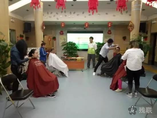 图为 理发现场