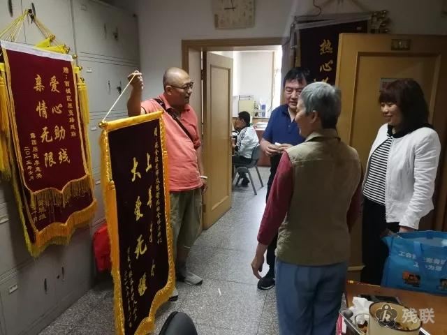 图为 送锦旗现场