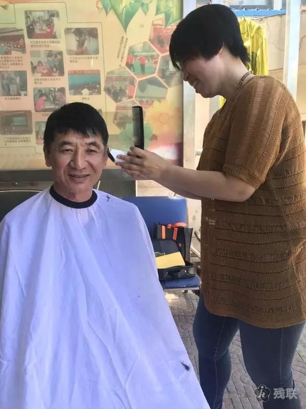 图为 理发现场