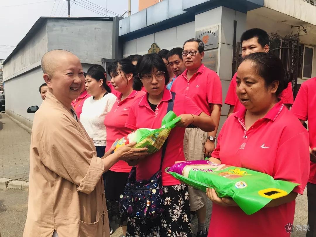 图为 慰问现场