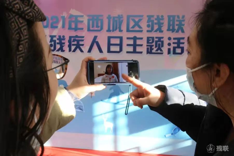 图为 观看线上直播