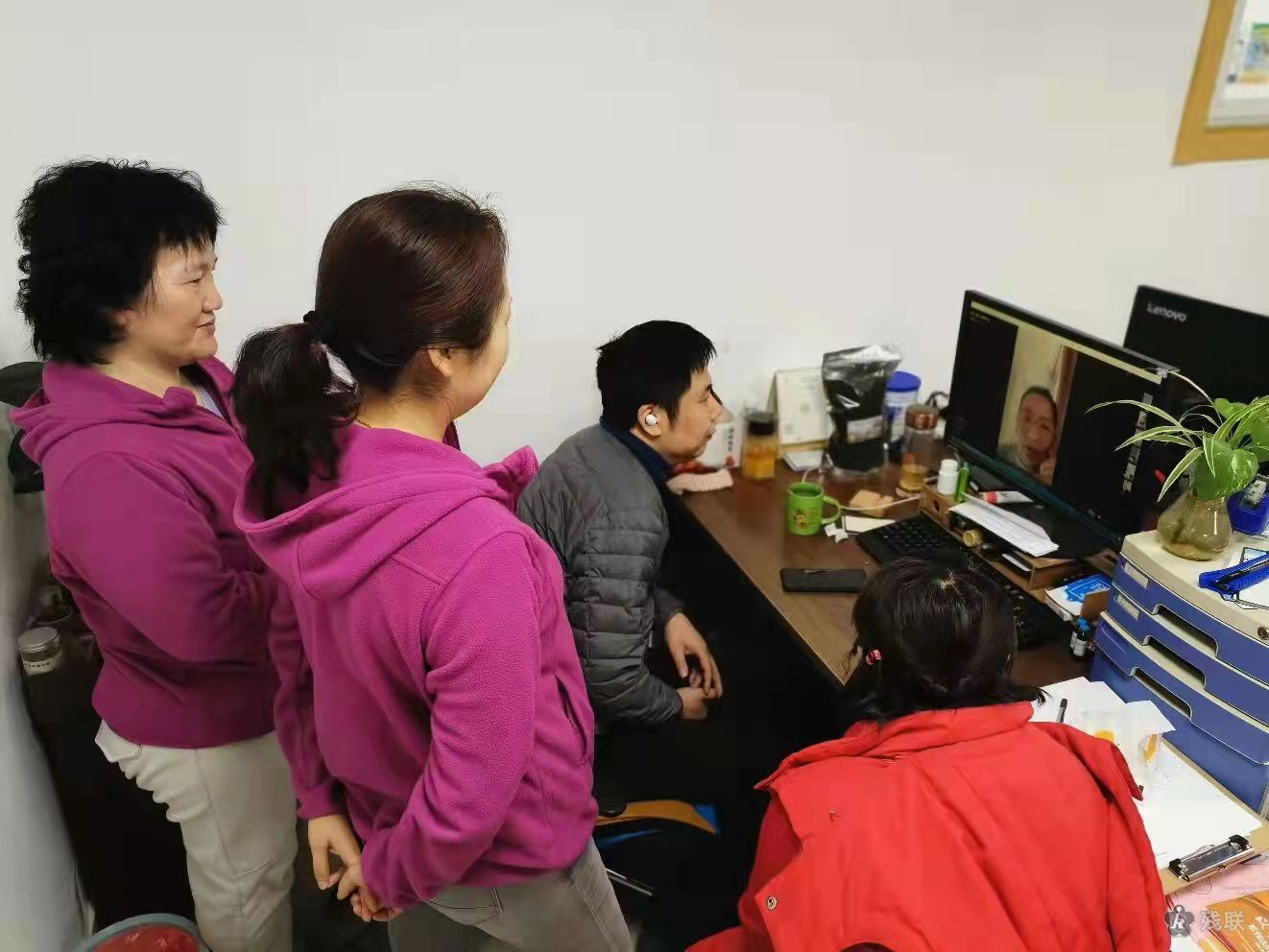 图为 观看线上视频