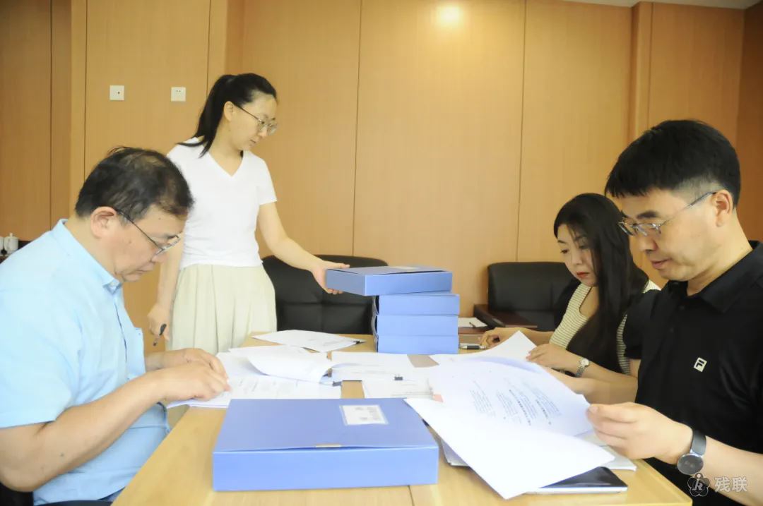 图为 查阅材料